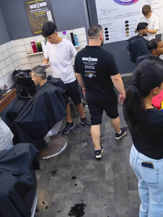 Curs frizerie Ploiești — cursant pe model real 4