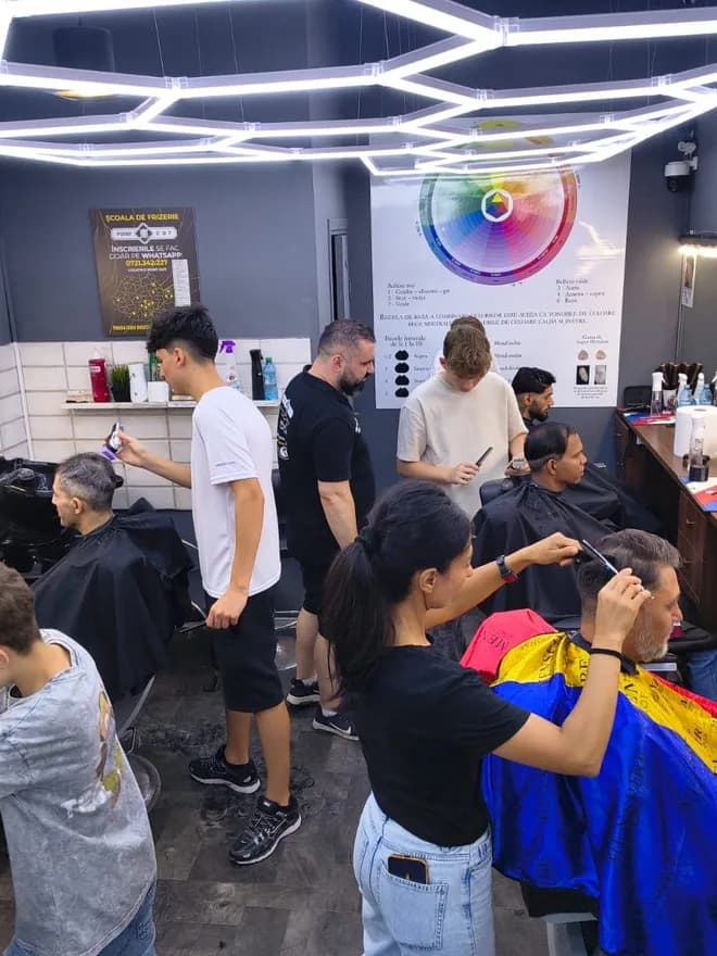 Curs frizerie Ploiești — cursant pe model real 5