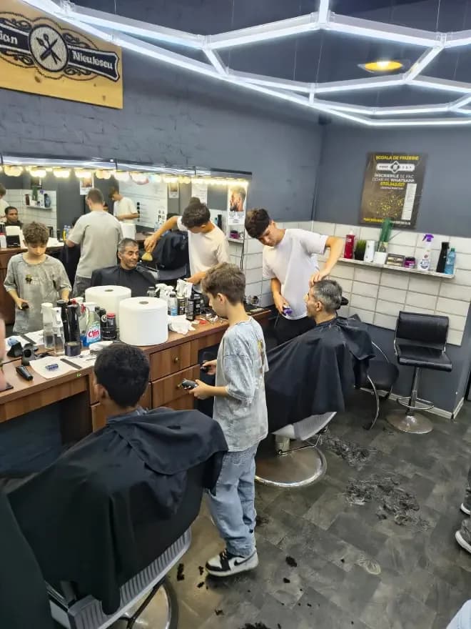 Curs frizerie Ploiești — cursant pe model real 7