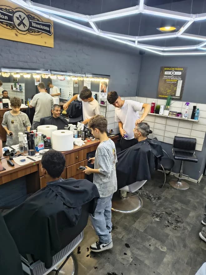 Curs frizerie Ploiești — cursant pe model real 8