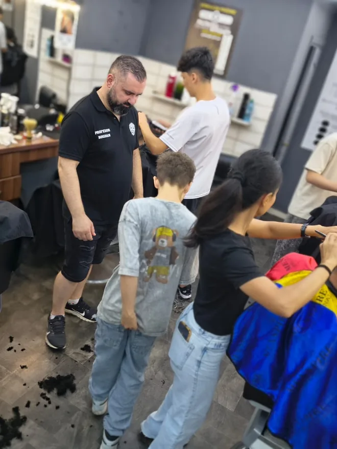 Curs frizerie Ploiești — cursant pe model real 9