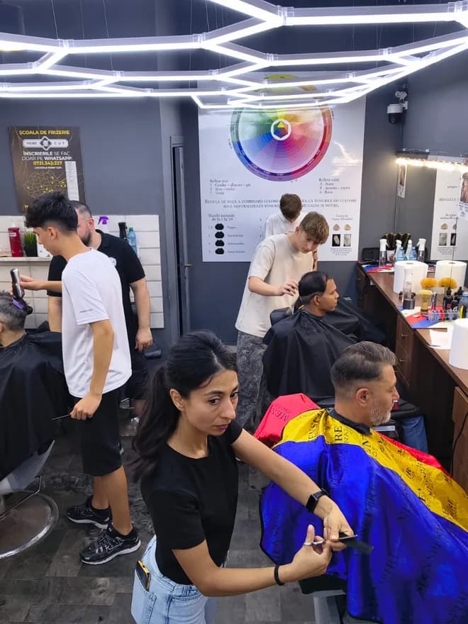 Curs frizerie Ploiești — cursant pe model real 11