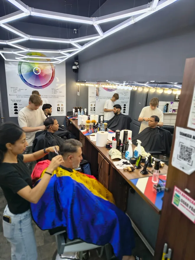 Curs frizerie Ploiești — cursant pe model real 14